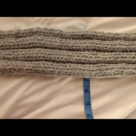 Chunky Hand-Knitted Oversized Scarf - Picture 4 of 6